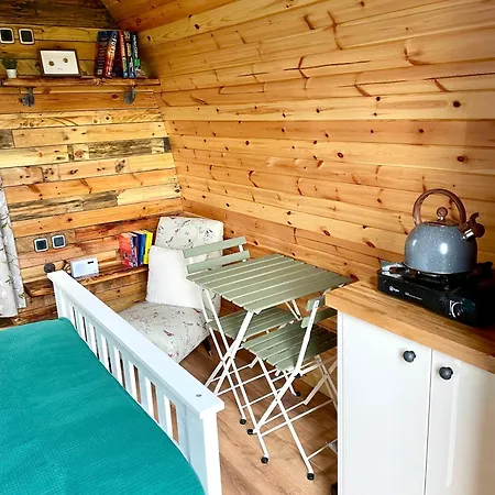 Kemping Cedar Pod, Clay Bank Huts