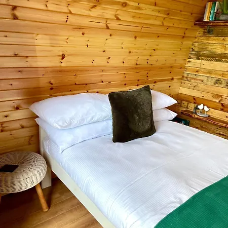 Camping Cedar Pod, Clay Bank Huts