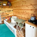 Κάμπινγκ Cedar Pod, Clay Bank Huts